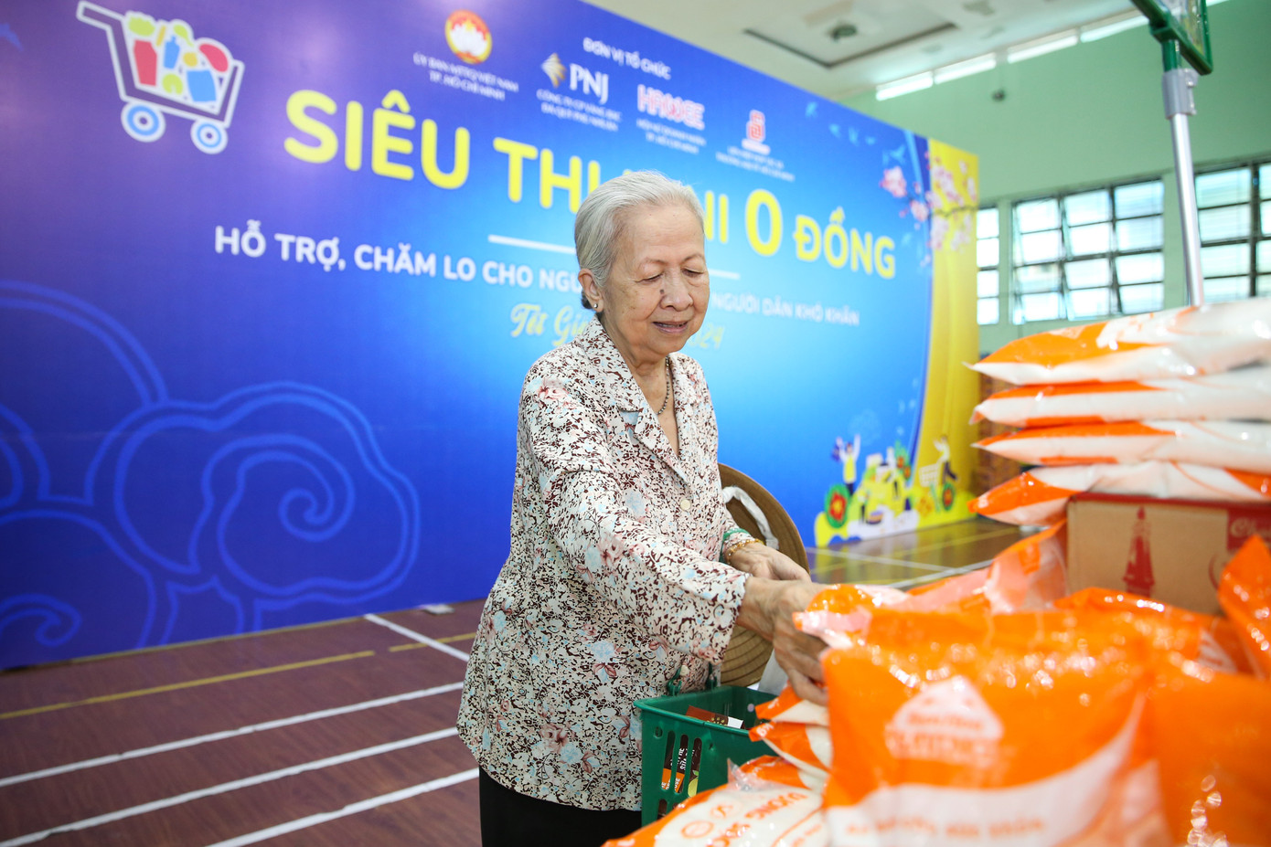 Nhiều bà con xúc động khi được đi Siêu thị Mini 0 đồng