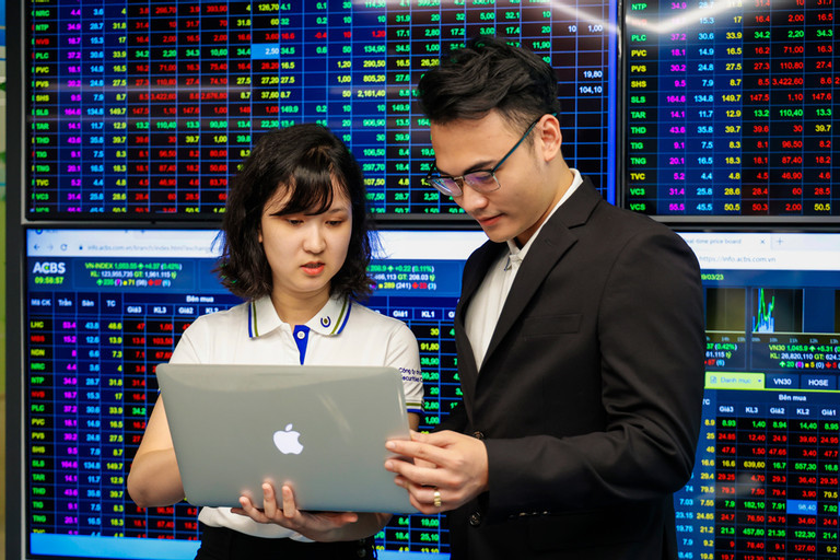 TTCK ghi nhận một lượng tiền lớn đổ vào, tuy nhiên thanh khoản còn thấp. (Ảnh: HH) TTCK ghi nhận một lượng tiền lớn đổ vào, tuy nhiên thanh khoản còn thấp. (Ảnh: HH)