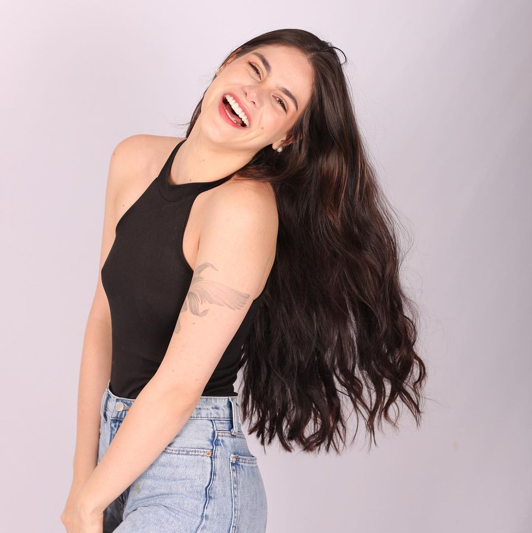 Ngoài đời thường, người đẹp cá tính, phá cách. Cô yêu thích những trang phục giản dị, phóng khoáng.