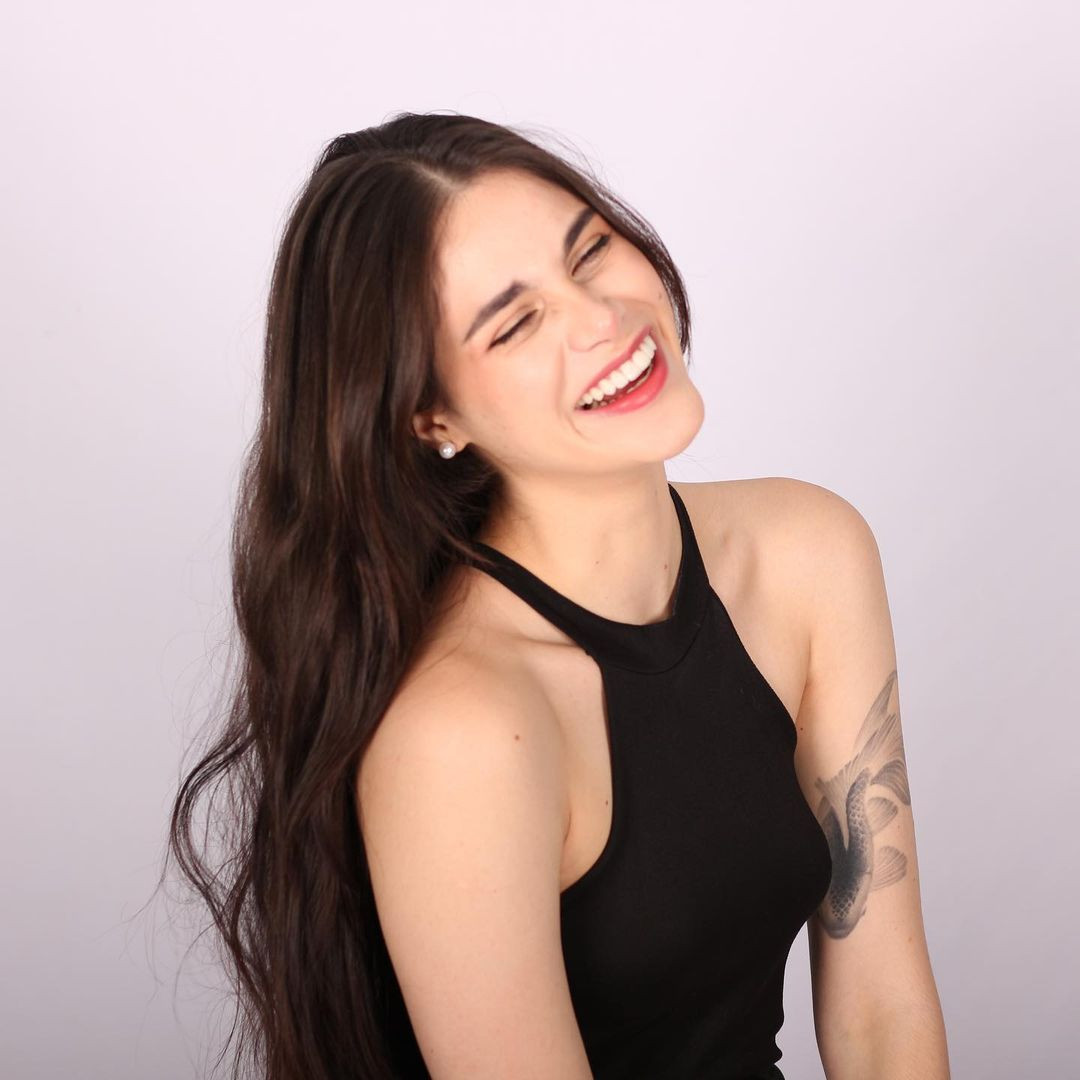 Ngoài đời thường, người đẹp cá tính, phá cách. Cô yêu thích những trang phục giản dị, phóng khoáng.