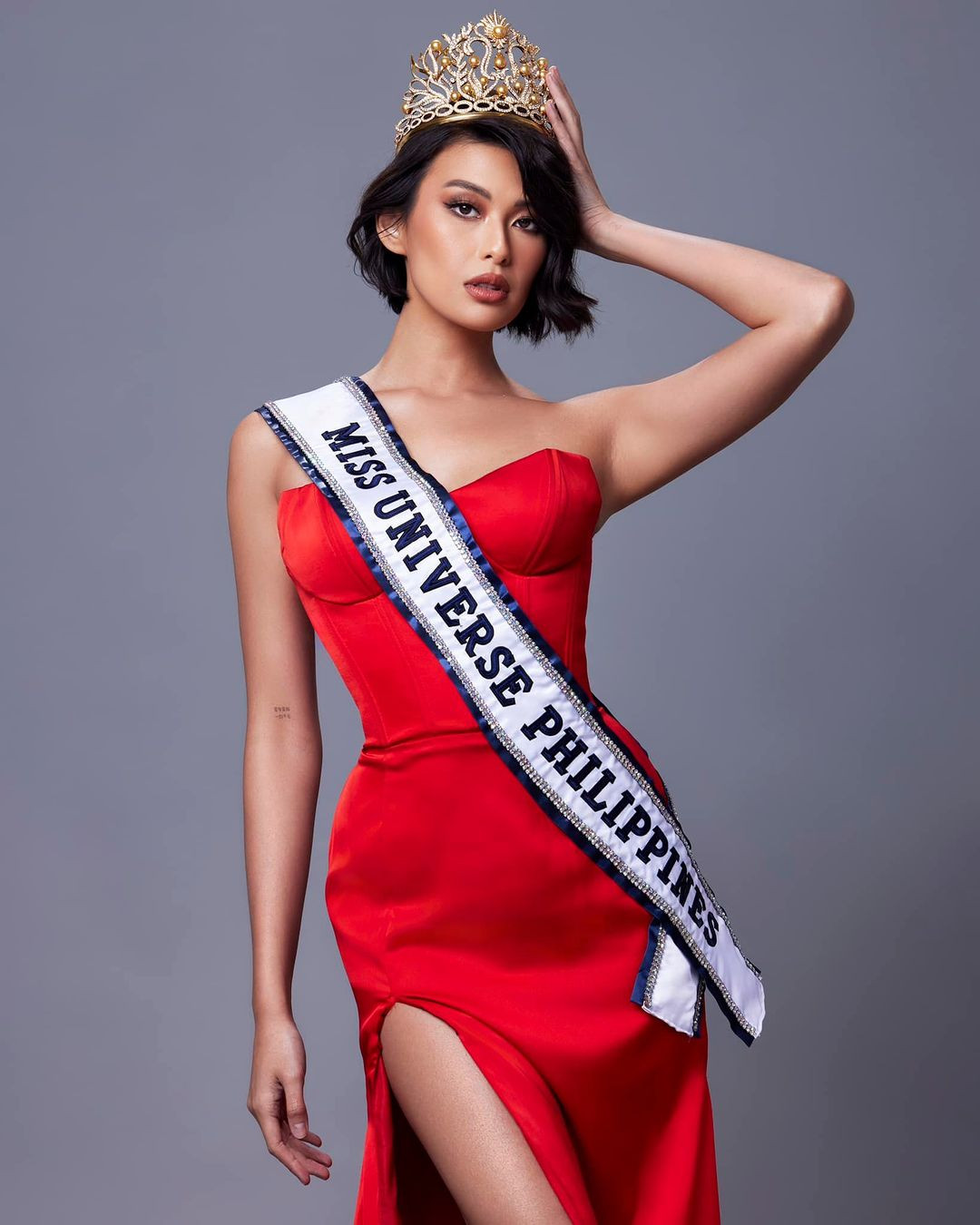 Các fan sắc đẹp Philippines tỏ ra không hài lòng khi nữ tỷ phú chuyển giới Anne Jakrakutatip bán lại 50% cổ phần của cuộc thi Hoa hậu Hoàn vũ cho doanh nhân người Mexico - Raúl Rocha Cantú. Các fan sắc đẹp Philippines tỏ ra không hài lòng khi nữ tỷ phú chuyển giới Anne Jakrakutatip bán lại 50% cổ phần của cuộc thi Hoa hậu Hoàn vũ cho doanh nhân người Mexico - Raúl Rocha Cantú.