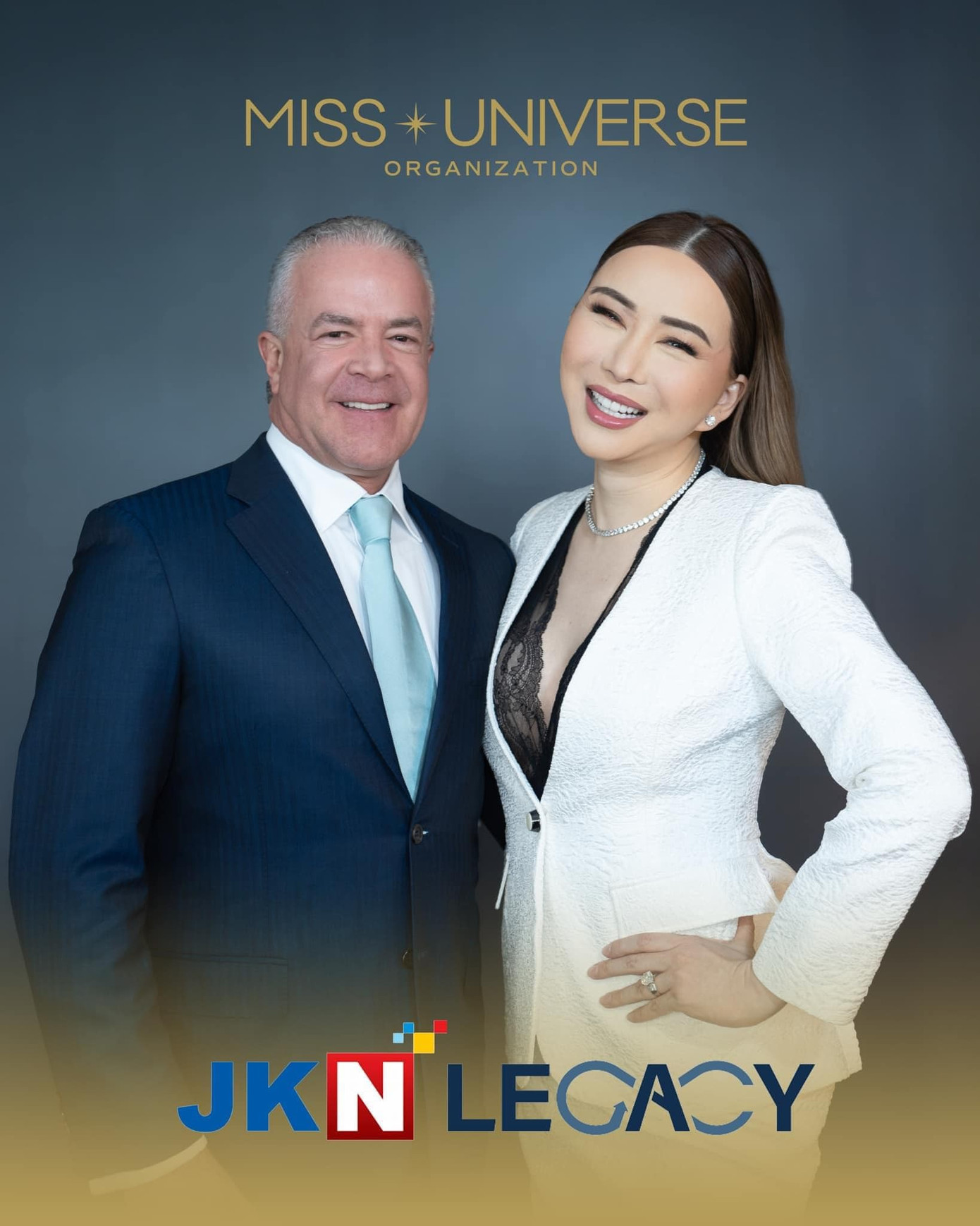 Các fan sắc đẹp Philippines tỏ ra không hài lòng khi nữ tỷ phú chuyển giới Anne Jakrakutatip bán lại 50% cổ phần của cuộc thi Hoa hậu Hoàn vũ cho doanh nhân người Mexico - Raúl Rocha Cantú. Các fan sắc đẹp Philippines tỏ ra không hài lòng khi nữ tỷ phú chuyển giới Anne Jakrakutatip bán lại 50% cổ phần của cuộc thi Hoa hậu Hoàn vũ cho doanh nhân người Mexico - Raúl Rocha Cantú.