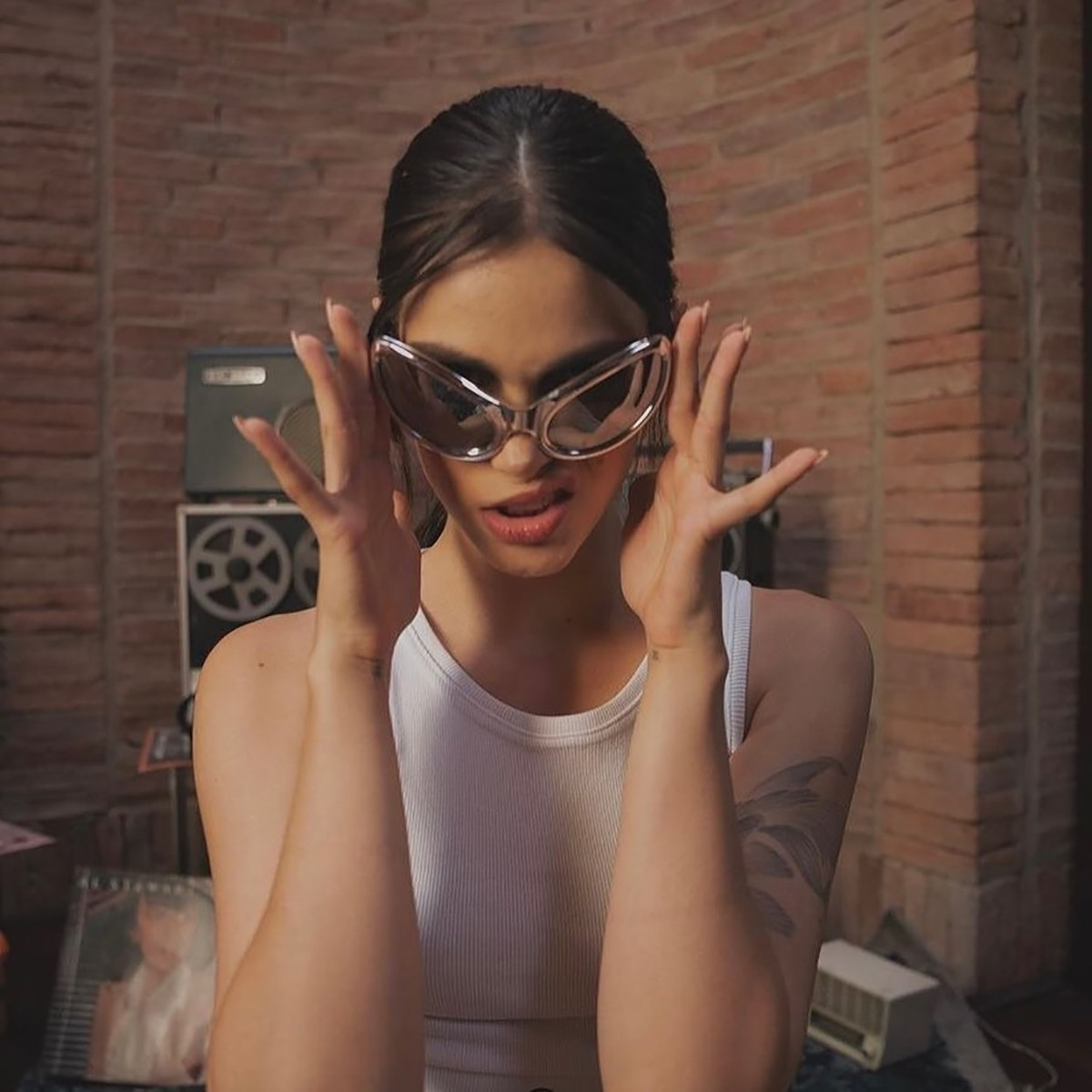 Anna còn gây chú ý khi có hình xăm lớn ở bắp tay trái.