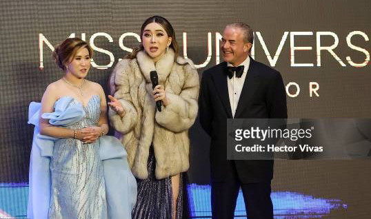 Nữ tỷ phú chuyển giới Anne Jakrakutatip bị đồn đã bán lại cuộc thi cho doanh nhân người Mexico - Raúl Rocha Cantú.