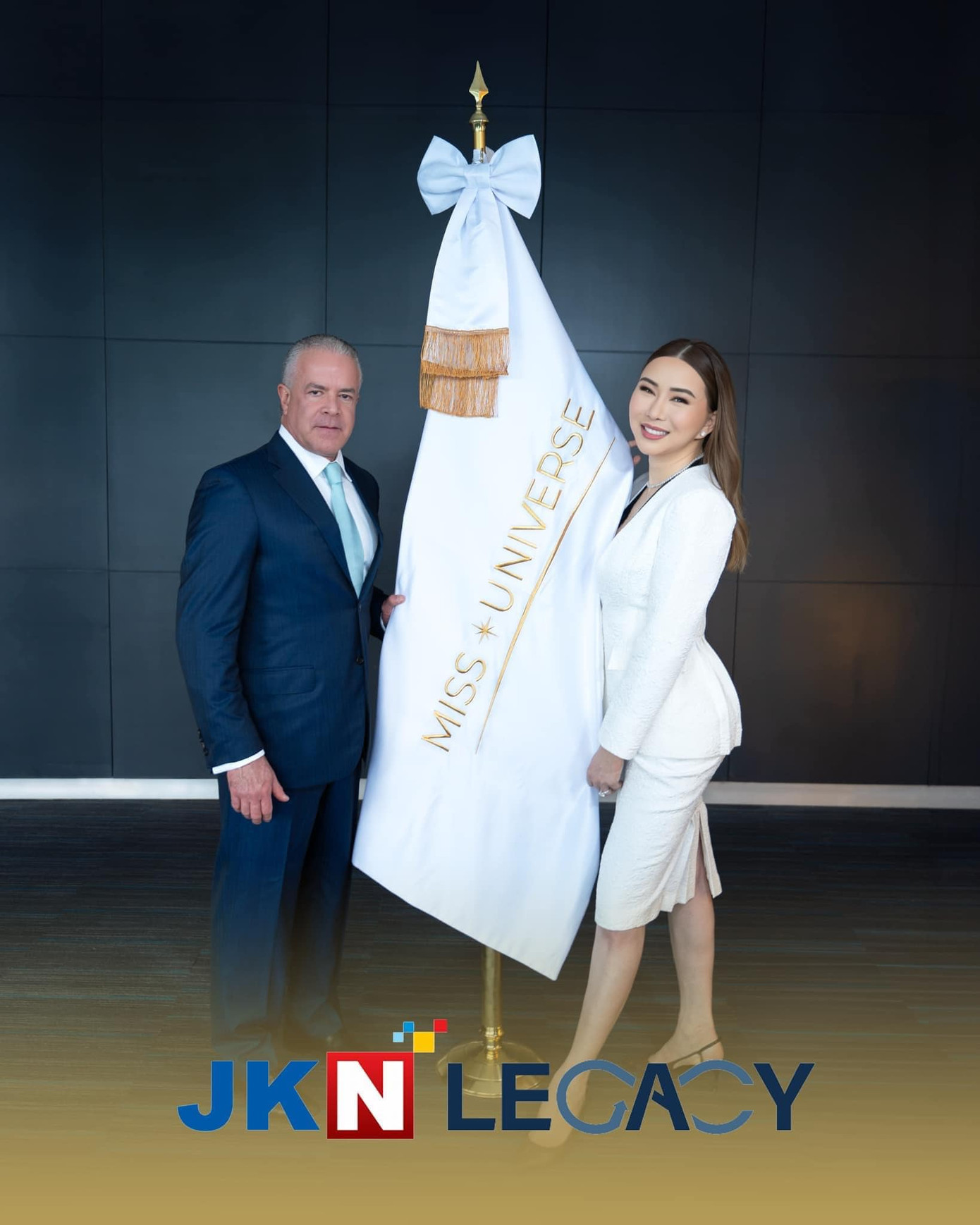 Nữ tỷ phú chuyển giới Anne Jakrakutatip đã bán lại 50% cổ phần của cuộc thi Hoa hậu Hoàn vũ cho doanh nhân người Mexico - Raúl Rocha Cantú. Nữ tỷ phú chuyển giới Anne Jakrakutatip đã bán lại 50% cổ phần của cuộc thi Hoa hậu Hoàn vũ cho doanh nhân người Mexico - Raúl Rocha Cantú.