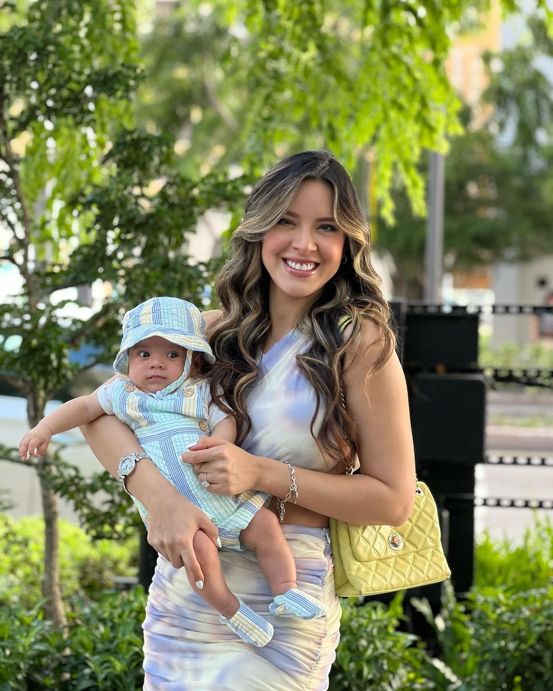 Katherine Espin quyết định trở lại đường đua nhan sắc sau khi kết hôn, sinh con. Katherine Espin quyết định trở lại đường đua nhan sắc sau khi kết hôn, sinh con.