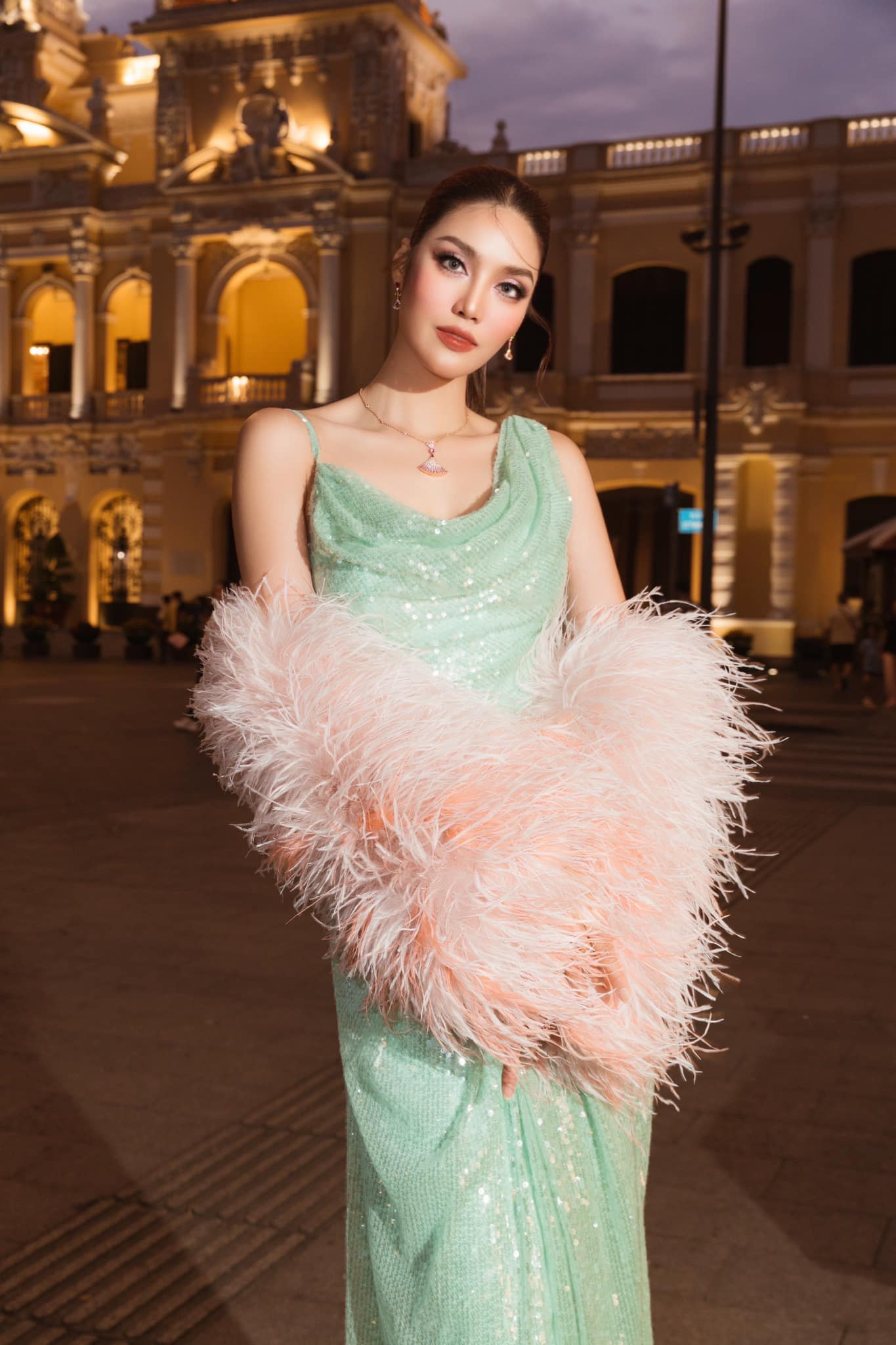 Lan Khuê gây tranh cãi khi được gọi bằng danh xưng hoa hậu. Lan Khuê gây tranh cãi khi được gọi bằng danh xưng hoa hậu.