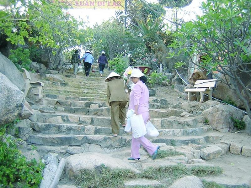 Đường lên Hòn Đỏ