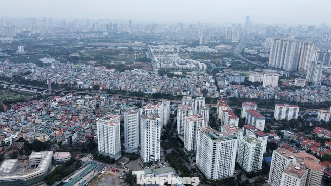 Bên mua nhà ở xã hội được bán lại nhà ở theo quy định mà thực hiện chuyển nhượng sau ngày 1/8/2024 (ngày Luật Nhà ở có hiệu lực) thì không phải nộp tiền sử dụng đất. Bên mua nhà ở xã hội được bán lại nhà ở theo quy định mà thực hiện chuyển nhượng sau ngày 1/8/2024 (ngày Luật Nhà ở có hiệu lực) thì không phải nộp tiền sử dụng đất.