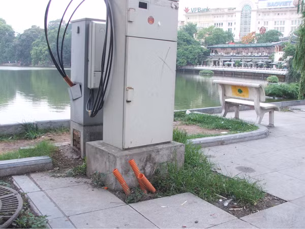 Dự án bị tạm dừng, nhiều đoạn vỉa hè nhếch nhác. Ảnh: Tuấn Minh. Dự án bị tạm dừng, nhiều đoạn vỉa hè nhếch nhác Ảnh: Tuấn Minh
