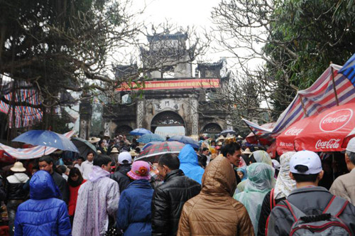 Trời mưa rét nhưng hàng vạn người vẫn hối hả đổ về chùa Hương trẩy hội