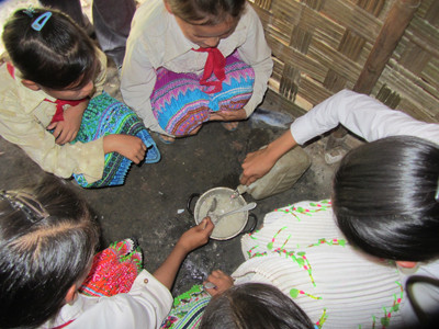 Một bữa cơm của học sinh ở Tam Hợp. Một bữa cơm của học sinh ở Tam Hợp