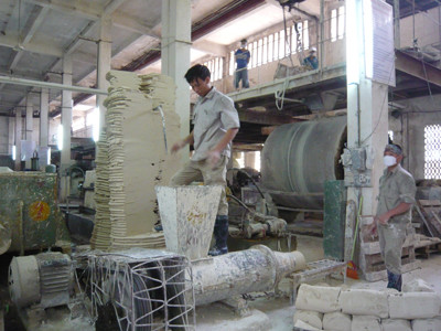 Nhiều lao động di cư đang làm việc trong môi trường độc hại, nguy hiểm đến tính mạng. Ảnh: Phong Cầm