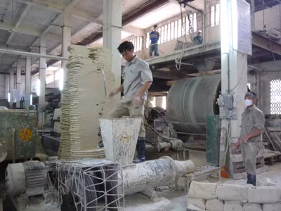 Nhiều lao động di cư đang làm việc trong môi trường độc hại, nguy hiểm đến tính mạng. Ảnh: Phong Cầm