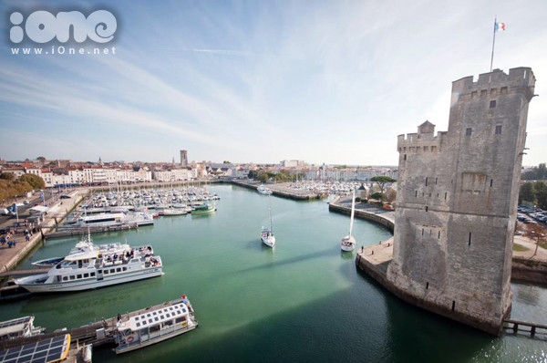 Một góc của La Rochelle, thành phố du lịch đẹp nên thơ của Pháp, nơi tớ đang sống và bắt đầu có nhận thức đầu tiên về sự... khác biệt.