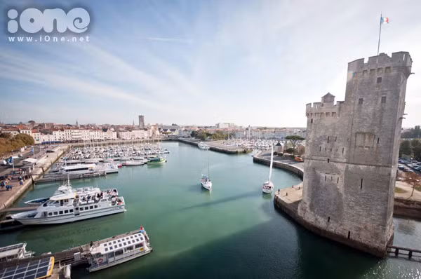 Một góc của La Rochelle, thành phố du lịch đẹp nên thơ của Pháp, nơi tớ đang sống và bắt đầu có nhận thức đầu tiên về sự... khác biệt.