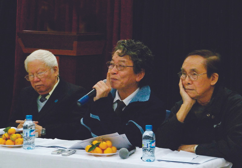 Nhạc sĩ Phó Đức Phương (giữa) cùng các nhạc sĩ họp bàn về việc phản đối Cục Nghệ thuật Biểu diễn vi phạm quyền tác giả. Ảnh: N.M.H