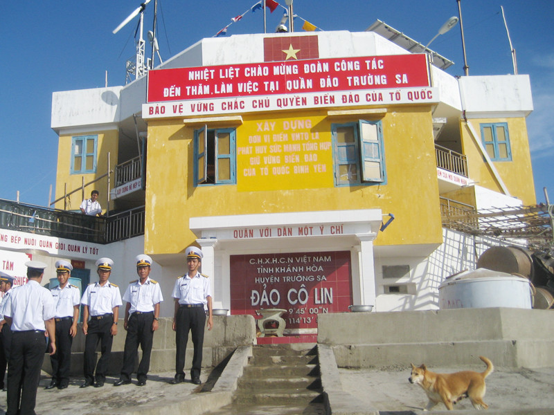 Trên đảo Cô Lin. Trên đảo Cô Lin