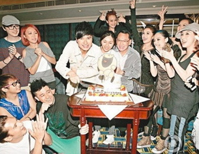 Cổ Cự Cơ và bạn gái trong tiệc sinh nhật vừa qua