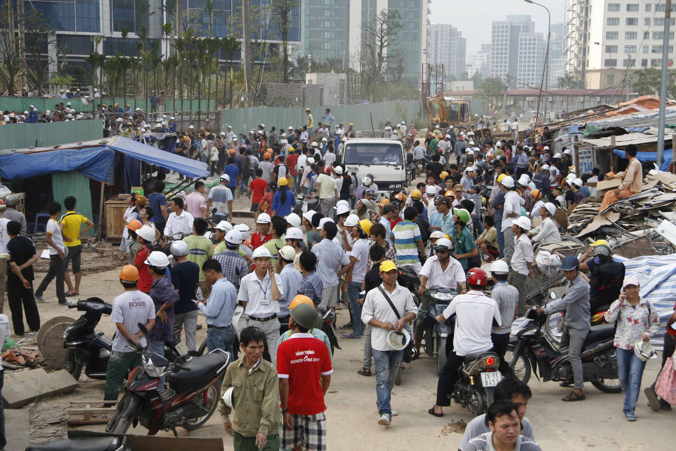 Người dân hiếu kỳ đứng xem gây ùn tắc giao thông nghiêm trọng trên đường Phạm Hùng