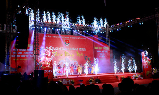 Chương trình khép lại với màn pháo hoa ấn tượng cùng không khí tết từ khúc hát 