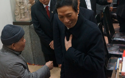 Đồng chí Hồ Đức Việt chúc Tết nguyên Tổng Bí thư Đỗ Mười dịp Tết 2013. Ảnh: Trí Đường