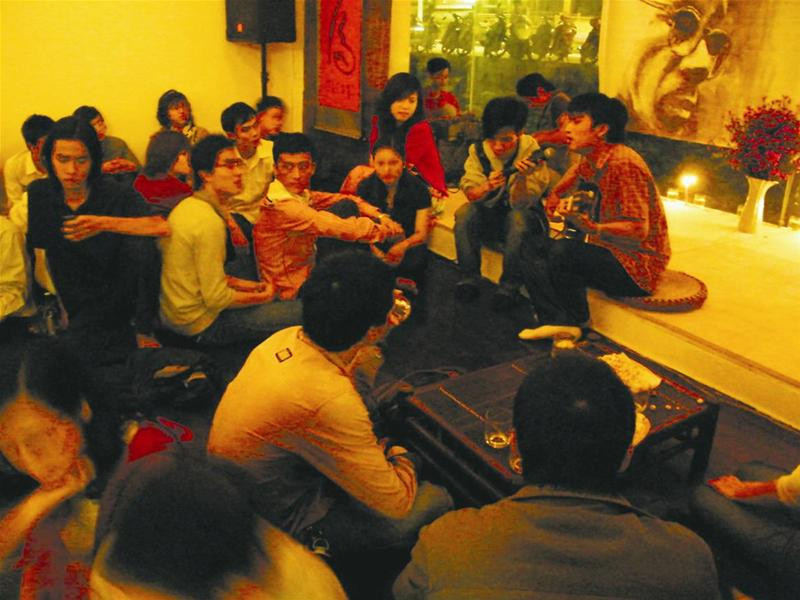 Một chương trình hát nhạc Trịnh cho nhau nghe tối 1-4 ở Hà Nội. Ảnh: N.M.Hà