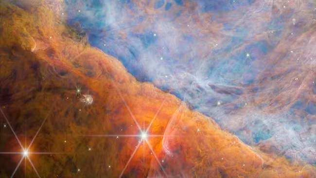 Tinh vân Orion, được nhìn thấy trong ảnh chụp từ JWST, là nơi có hàng chục hành tinh bí ẩn có kích thước bằng Sao Mộc, di chuyển xung quanh mà không bị ràng buộc bởi bất kỳ ngôi sao nào. (Ảnh: ESA/Webb, NASA, CSA, Mahdi Zamani (ESA/Webb), Nhóm PDRs4ALL ERS)