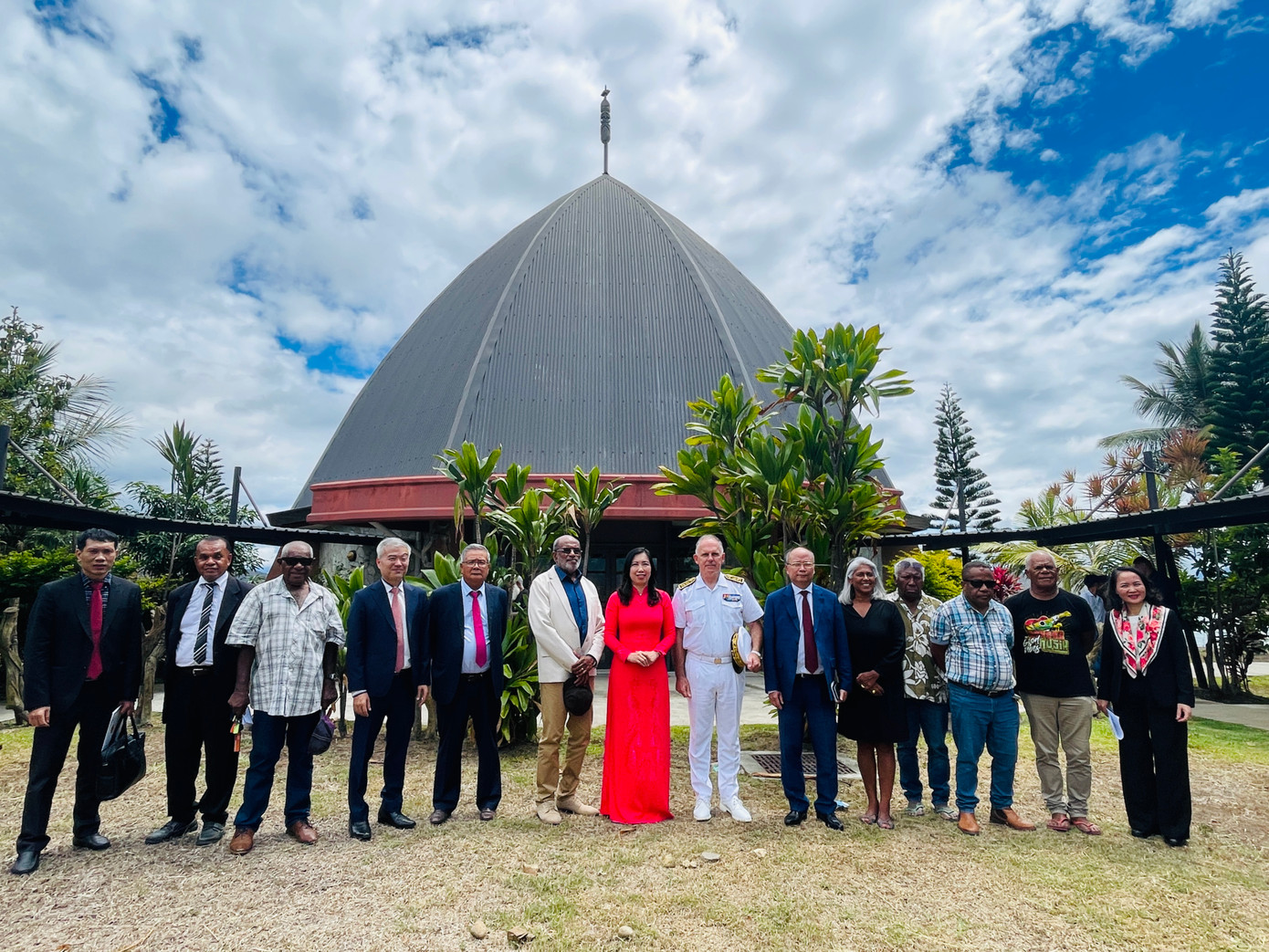 Thứ trưởng Lê Thị Thu Hằng và các đại diện chính quyền tại New Caledonia.