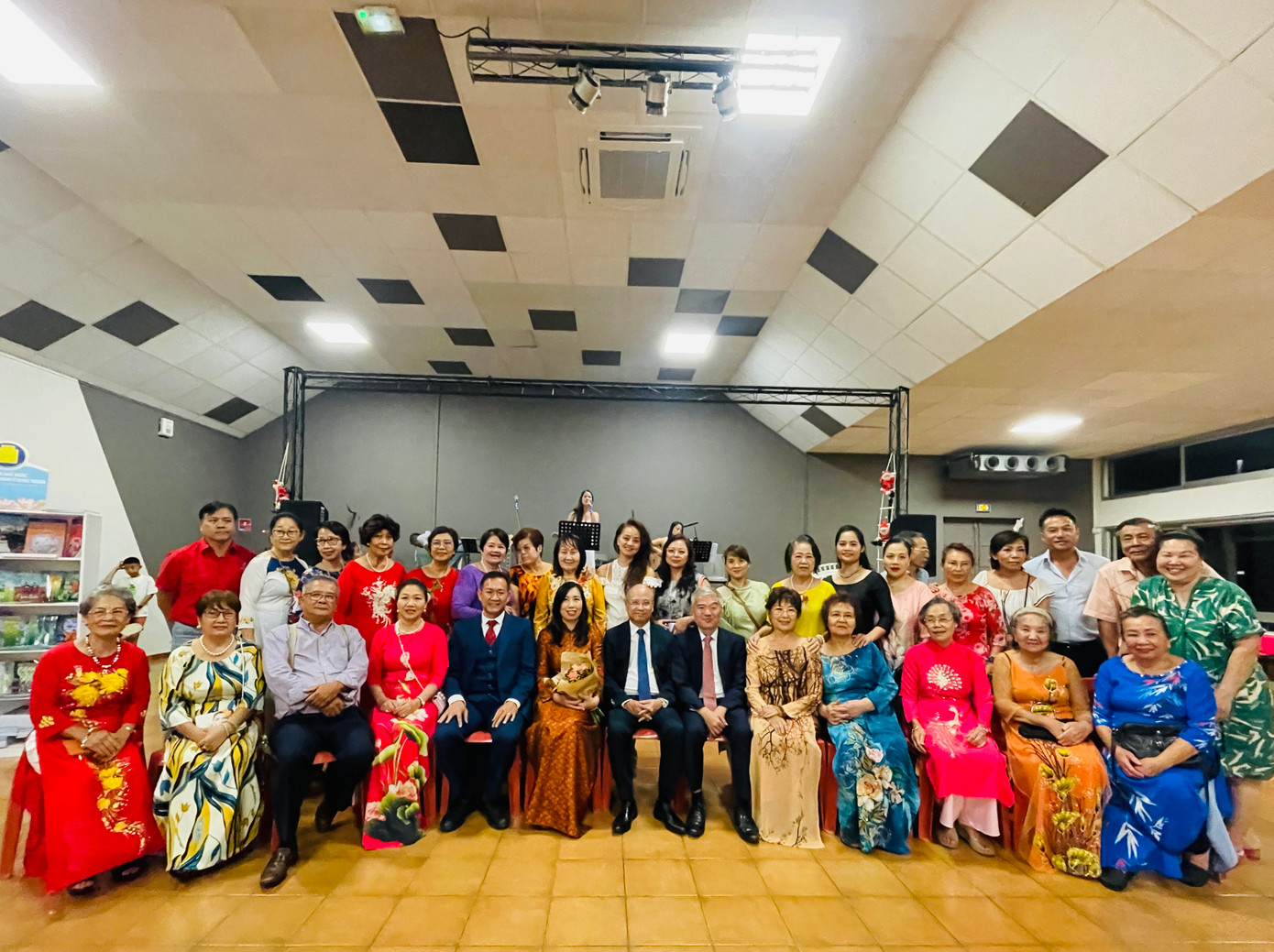 Thứ trưởng Lê Thị Thu Hằng gặp gỡ cộng đồng người Việt tại New Caledonia ở Nhà Việt Nam. Thứ trưởng Lê Thị Thu Hằng gặp gỡ cộng đồng người Việt tại New Caledonia ở Nhà Việt Nam.