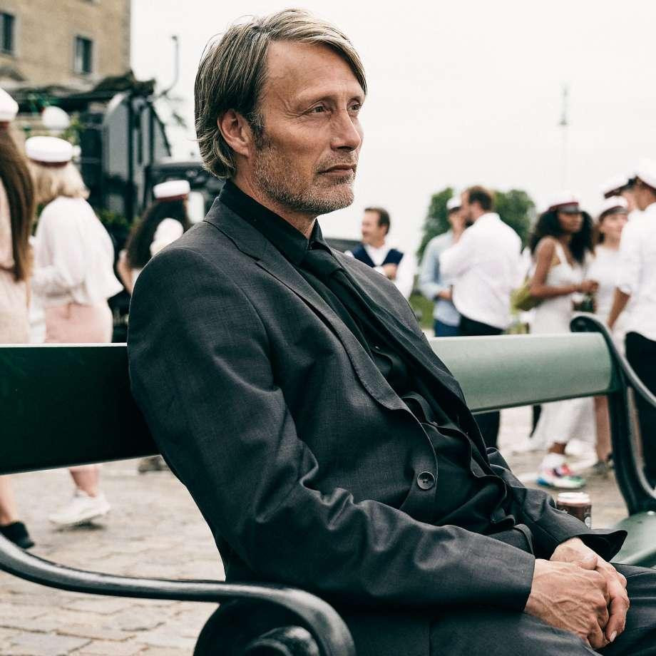 Diễn viên Mads Mikkelsen trong phim Druk