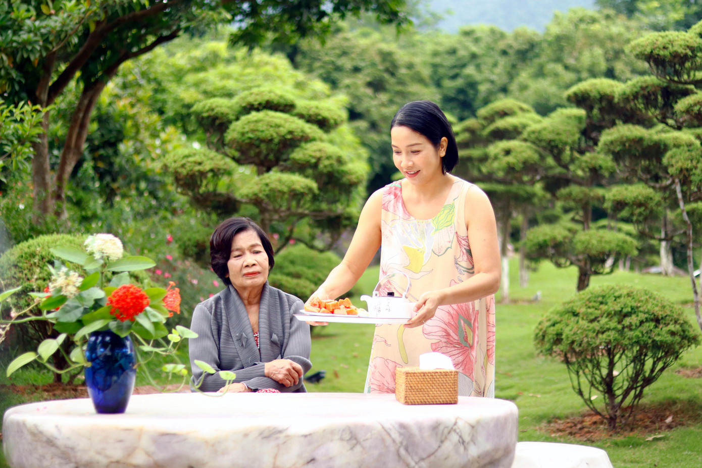 Mỹ Linh: "Mẹ sang lúc nào cũng mua các thứ. Mình kêu: ‘Sao mẹ mua cho con lắm thế. Con sợ béo con không ăn đâu. Mẹ đừng mua nữa’. Mẹ: ‘Không, mẹ phải mua cho mày vì ngày xưa mẹ không bao giờ quên mày đi làm nuôi cả gia đình. Mẹ ơn mày lắm’"… Mỹ Linh: "Mẹ sang lúc nào cũng mua các thứ. Mình kêu: ‘Sao mẹ mua cho con lắm thế. Con sợ béo con không ăn đâu. Mẹ đừng mua nữa’. Mẹ: ‘Không, mẹ phải mua cho mày vì ngày xưa mẹ không bao giờ quên mày đi làm nuôi cả gia đình. Mẹ ơn mày lắm’"…