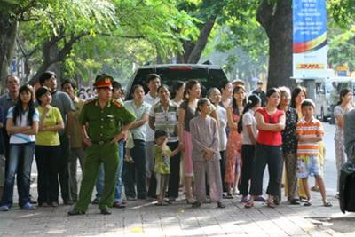 TT Bush cùng phu nhân tại nhà thờ cửa Bắc. Ảnh : Reuters TT Bush cùng phu nhân tại nhà thờ cửa Bắc. Ảnh : TTXVN TT Bush cùng phu nhân tại nhà thờ cửa Bắc. Ảnh : TTXVN TT Bush cùng phu nhân bắt tay một em nhỏ tại nhà thờ cửa Bắc. Ảnh : TTXVN Chiếc Cadillac One chở TT Bush rời nhà thờ Cửa Bắc lúc 8h15 phút sáng nay. Ảnh : Hồng Vĩnh Chiếc Cadillac One chở Tổng thống Bush đỗ trong sân nhà thờ. Ảnh : Hồng Vĩnh Ngoại trưởng Mỹ cũng có mặt tại nhà thờ Cửa Bắc sáng nay. Ảnh : Hồng Vĩnh Cánh phóng viên được một phen bân rộn. Ảnh : Hồng Vĩnh Người dân Hà Nội đứng xem. Ảnh : Hồng Vĩnh TT Bush cùng phu nhân tại nhà thờ cửa Bắc. Ảnh : Reuters TT Bush cùng phu nhân tại nhà thờ cửa Bắc. Ảnh : TTXVN TT Bush cùng phu nhân tại nhà thờ cửa Bắc. Ảnh : TTXVN TT Bush cùng phu nhân bắt tay một em nhỏ tại nhà thờ cửa Bắc. Ảnh : TTXVN Chiếc Cadillac One chở TT Bush rời nhà thờ Cửa Bắc lúc 8h15 phút sáng nay. Ảnh : Hồng Vĩnh Chiếc Cadillac One chở Tổng thống Bush đỗ trong sân nhà thờ. Ảnh : Hồng Vĩnh Ngoại trưởng Mỹ cũng có mặt tại nhà thờ Cửa Bắc sáng nay. Ảnh : Hồng Vĩnh Cánh phóng viên được một phen bân rộn. Ảnh : Hồng Vĩnh Người dân Hà Nội đứng xem. Ảnh : Hồng Vĩnh