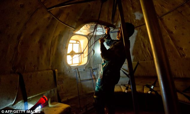 Bên trong quả cầu được lắp đặt động cơ đẩy 