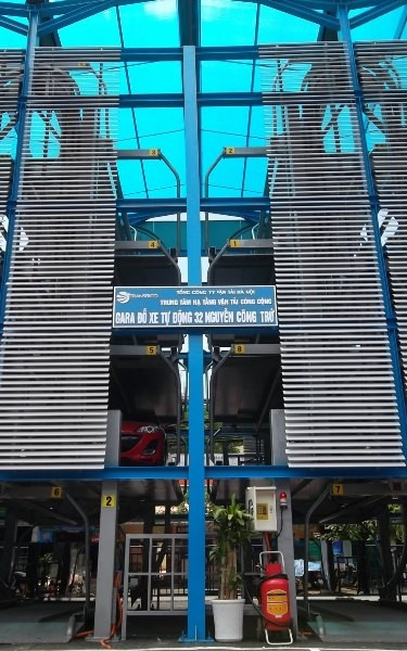 Giàn đỗ xe lắp ghép trên phố Nguyễn Công Trứ