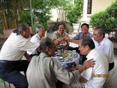 Nhà thơ Nguyễn Khoa Điềm uống rượu với khách văn tại vườn nhà (Từ trái quay vòng : Mai Văn Hoan, Nguyễn Khoa Điềm, Ngô Minh, Hoàng Minh Tường, Nguyễn Hoa, Nguyễn Quang Hà, Trần Vàng Sao). Ảnh: Diệu An