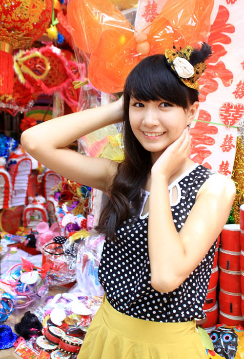 Các bạn trẻ thích thú ướm thử những món đồ hoá trang dành cho Tết trung thu