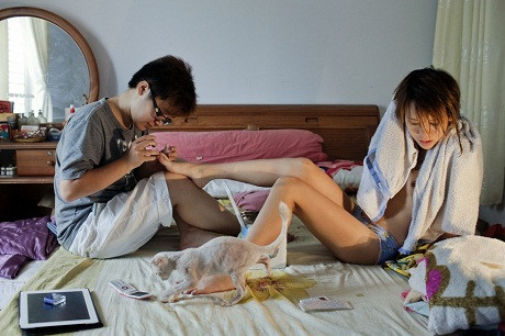 Bức ảnh này được chụp vào sáng sớm. Trước ngày chụp ảnh, Đoàn Hữu Diệu và Nguyễn Trọng Hiếu (trong ảnh) đã cùng Maika và những người bạn của họ đi dã ngoại. Sau khi trở về, họ cùng nghỉ ngơi tại đây. Bức ảnh này được chụp vào sáng sớm. Trước ngày chụp ảnh, Đoàn Hữu Diệu và Nguyễn Trọng Hiếu (trong ảnh) đã cùng Maika và những người bạn của họ đi dã ngoại. Sau khi trở về, họ cùng nghỉ ngơi tại đây