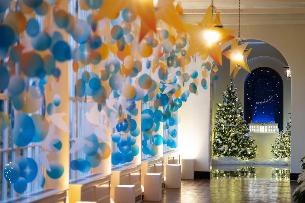 Lực lượng tiền tuyến đối phó với COVID-19 cũng được khắc hoạ bằng những chú chim bồ câu và ngôi sao sáng lấp lánh trên hành lang Đông Colonnade.