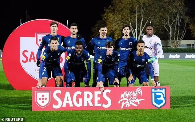 Đội Belenenses ra sân hôm 27/11 chỉ với 9 cầu thủ. Ảnh: Reuters