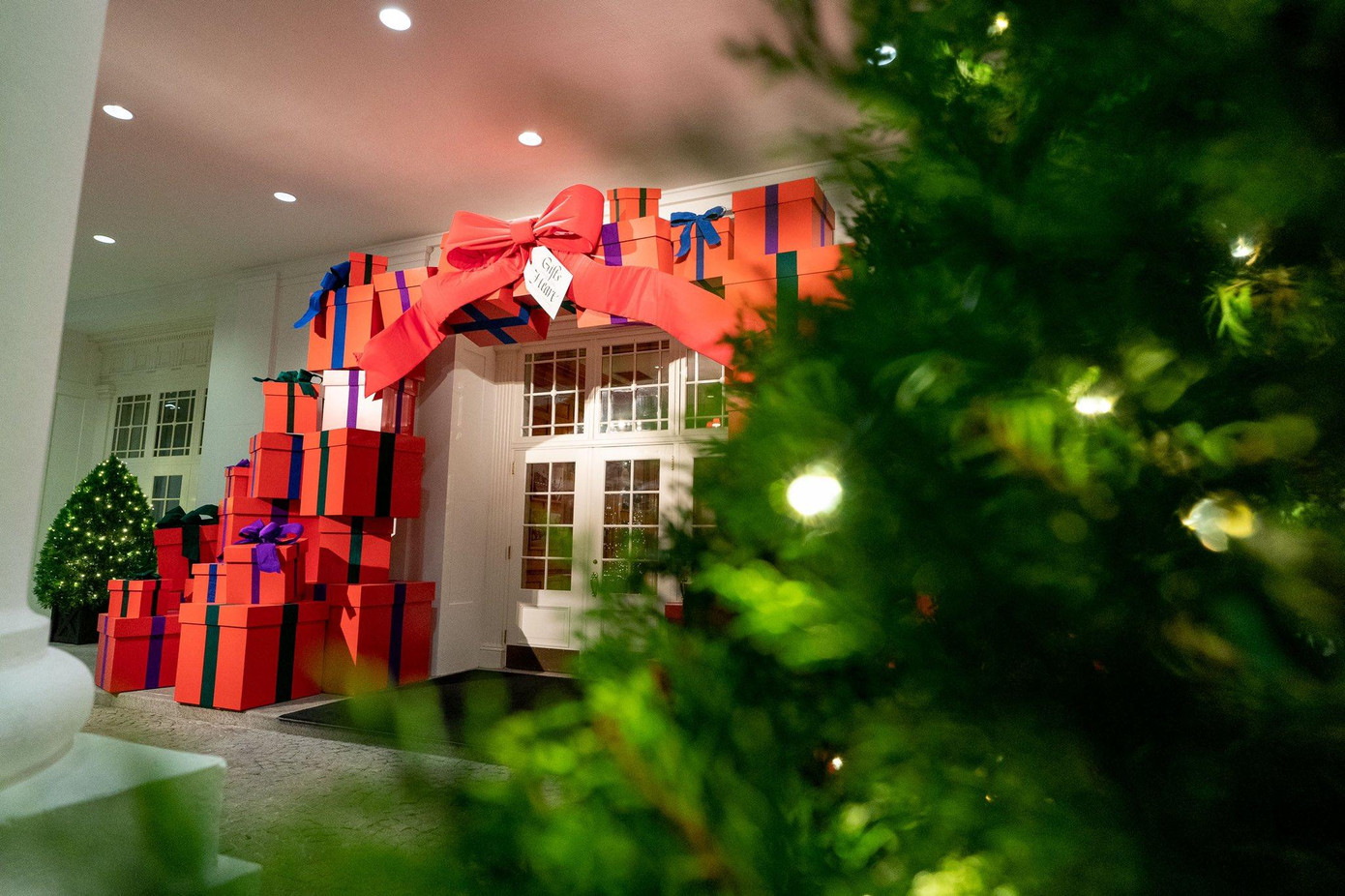 Trước đó, hơn 100 tình nguyện viên đã tham gia trang trí Nhà Trắng - bao gồm cả phòng Bầu dục - theo ý tưởng của phu nhân Biden.