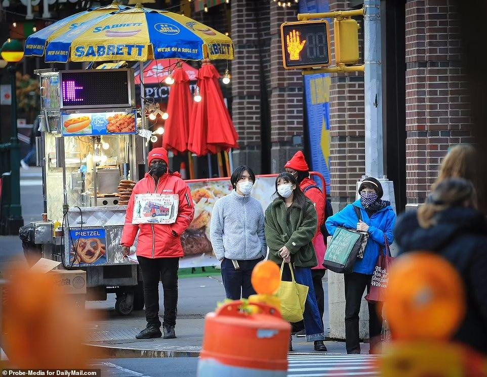 Mako đi dạo phố cùng chồng. Ảnh: Daily Mail Mako đi dạo phố cùng chồng. Ảnh: Daily Mail