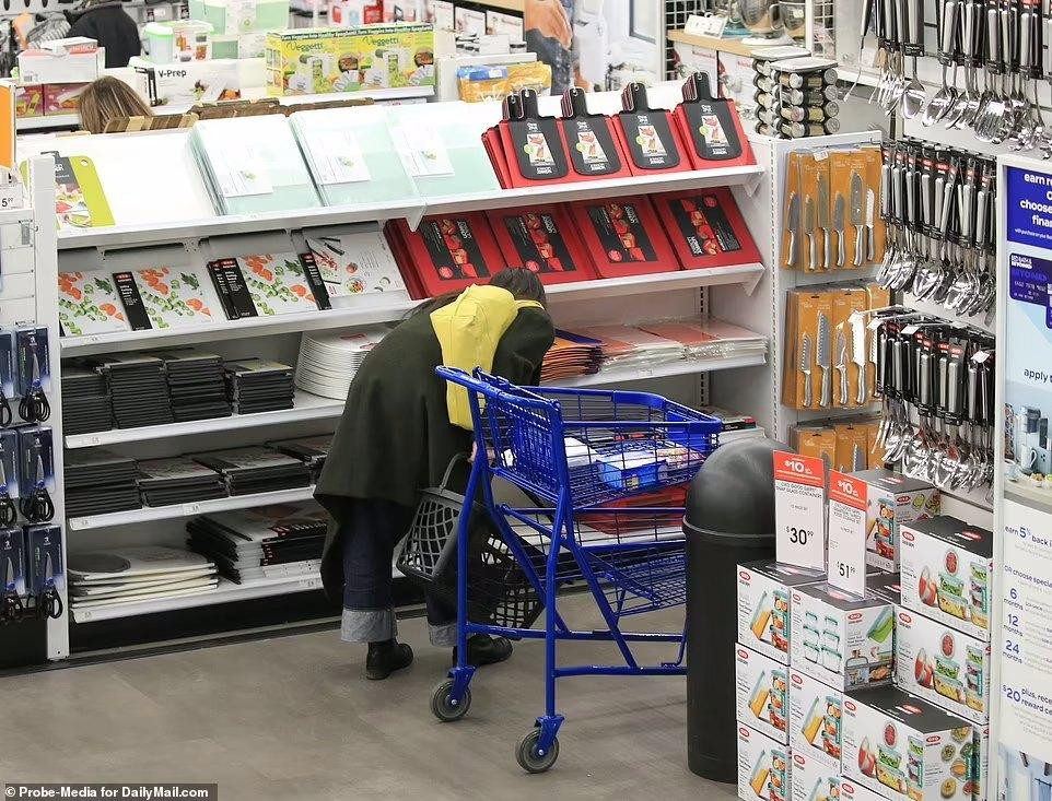 Cô đi một mình mà không có vệ sĩ. Ảnh: Daily Mail Cô đi một mình mà không có vệ sĩ. Ảnh: Daily Mail