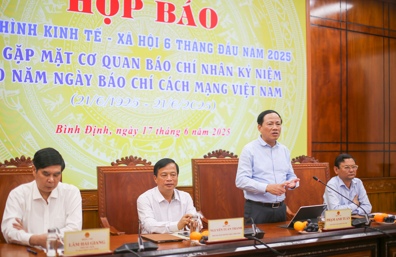 Chủ tịch UBND tỉnh Bình Định Phạm Anh Tuấn phát biểu tại buổi họp báo.