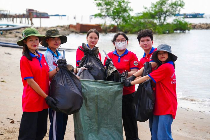 Các tình nguyện viên hăng say hành động bảo vệ sự xanh - sạch - đẹp cho bờ biển Cần Giờ