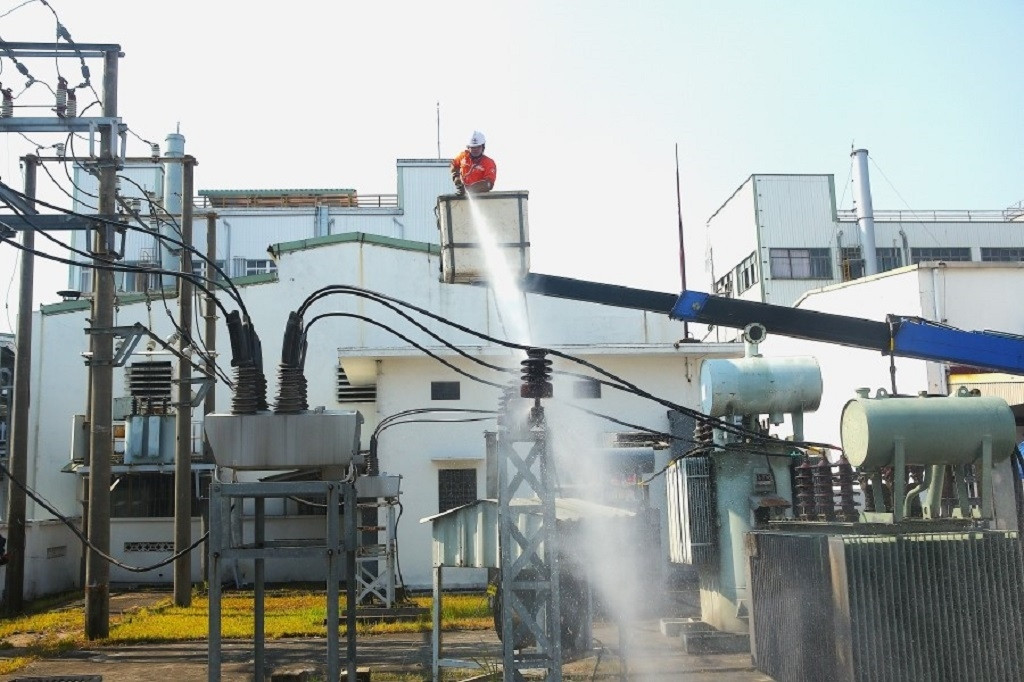 Công nhân điện lực Hải Phòng rửa sứ TBA Phú Lâm, quận Dương Kinh, TP Hải Phòng