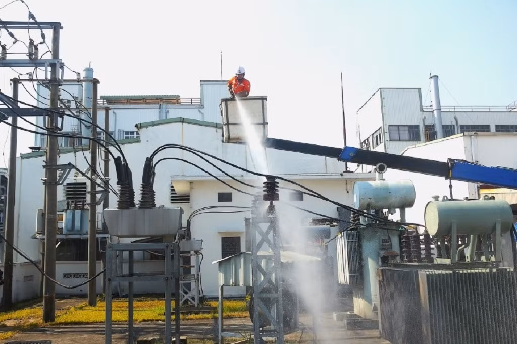 Công nhân điện lực Hải Phòng rửa sứ TBA Phú Lâm, quận Dương Kinh, TP Hải Phòng Công nhân điện lực Hải Phòng rửa sứ TBA Phú Lâm, quận Dương Kinh, TP Hải Phòng