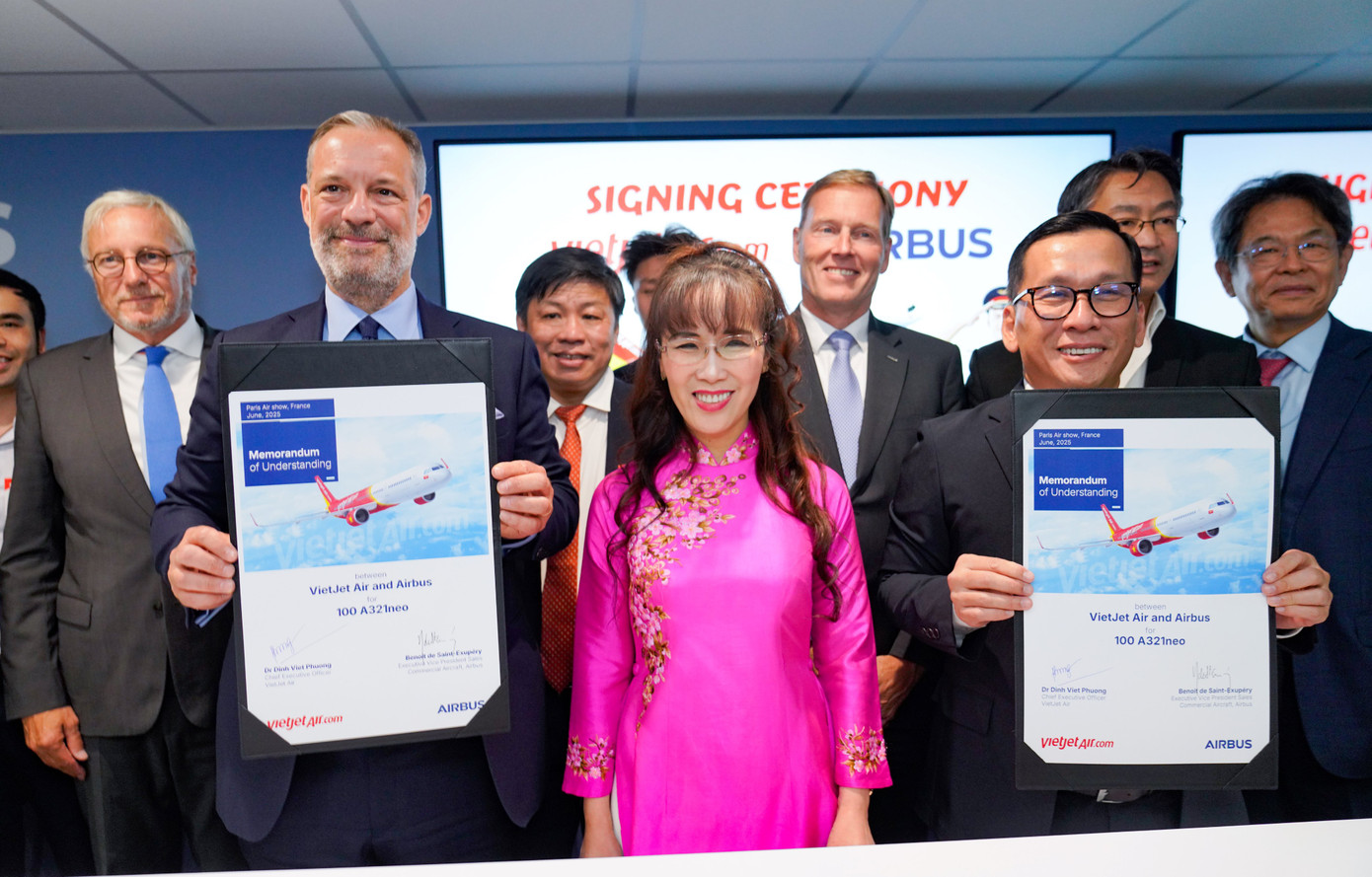 Ông Đinh Việt Phương, Tổng Giám đốc Vietjet (phải) và ông Benoît de Saint-Exupéry, Phó Chủ tịch cấp cao phụ trách Kinh doanh máy bay thương mại của Airbus (trái) trao thỏa thuận đặt hàng 100 máy bay A321neo mới