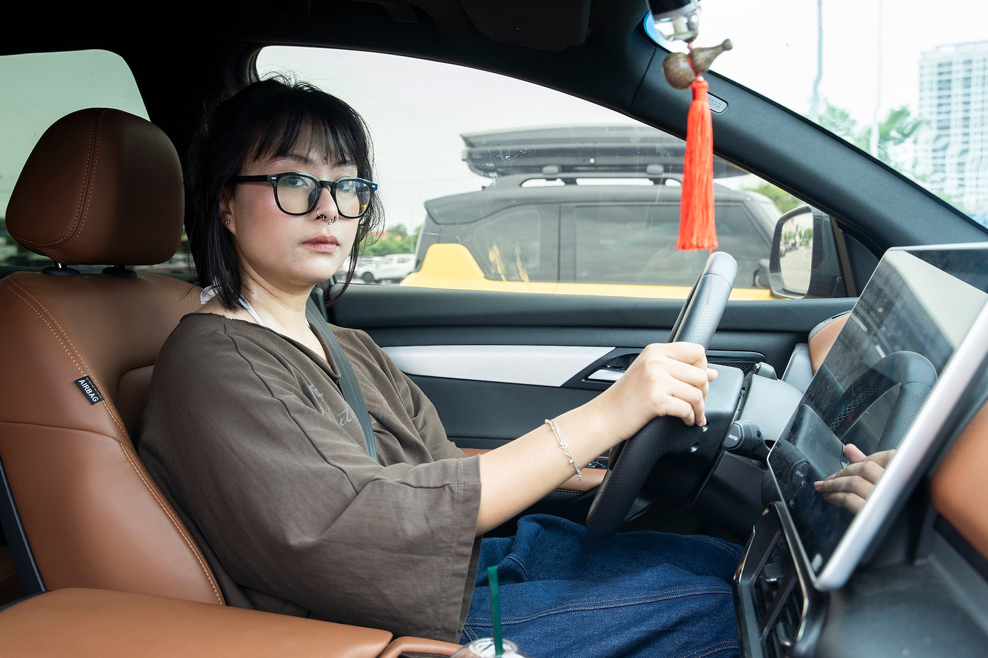 Chị Dương Thị Thanh Thảo, một chủ xe VinFast VF 8 thì đánh giá cao vị trí thuận lợi của trạm. “Trạm sạc này xây ngay ga metro Nhổn, còn mình đang học tại trường Đại học Quốc gia Hà Nội, nên rất tiện cho việc di chuyển và sạc pin”, chị Thảo cho biết.