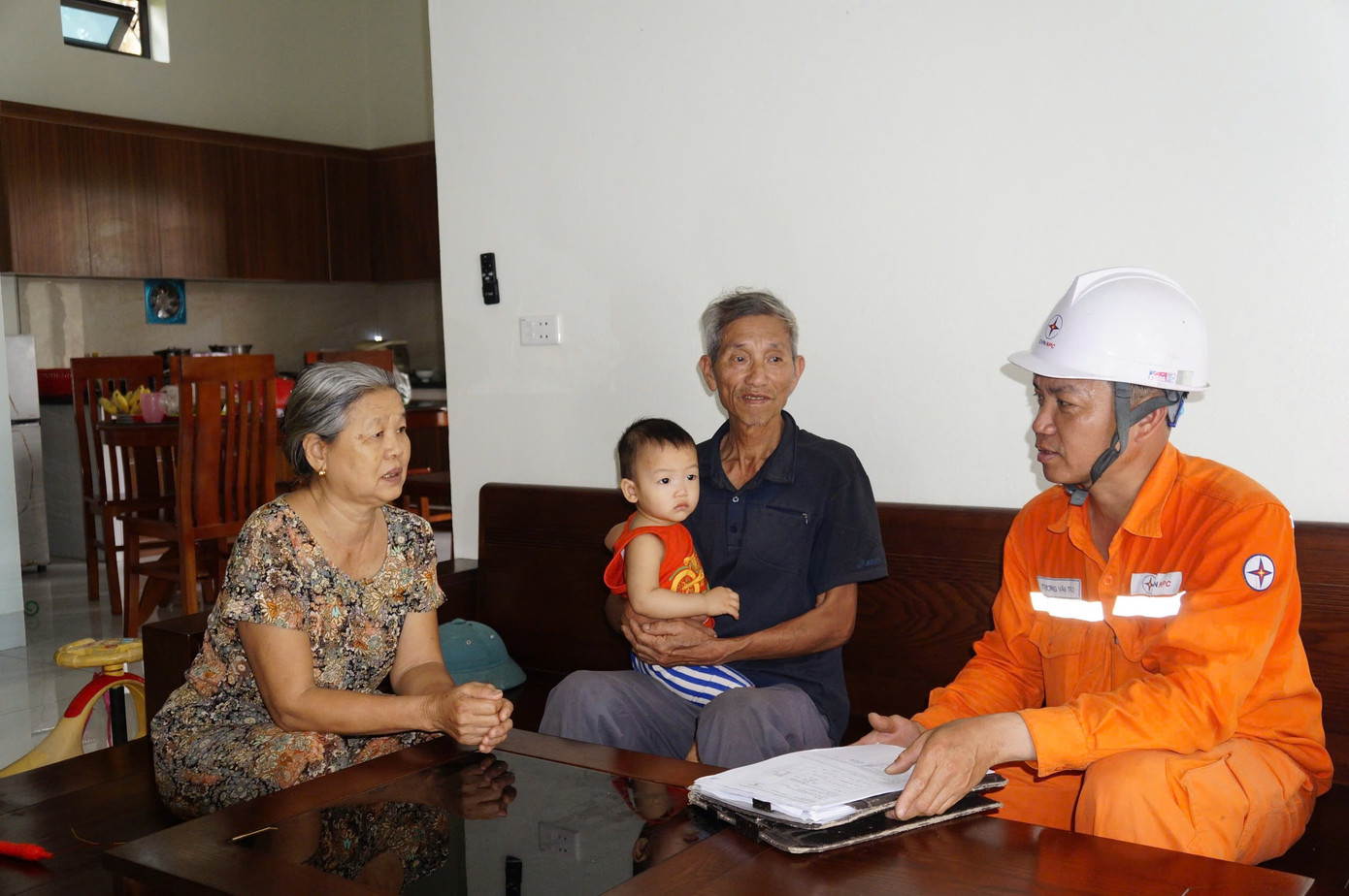 Công nhân Điện lực trực thuộc PC Thanh Hóa hướng dẫn khách hàng sử dụng điện an toàn, tiết kiệm và hiệu quả năm 2025